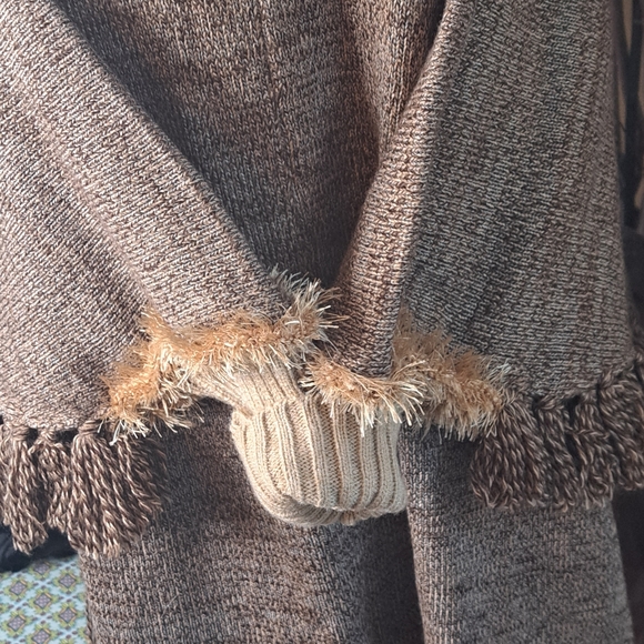 A Beautiful one of a kind poncho (I never used it ) - Picture 15 of 16